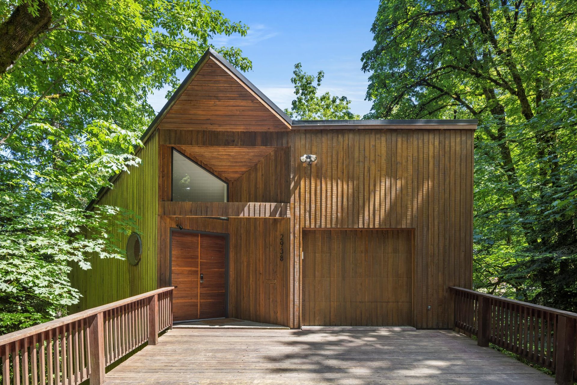 Property Watch: A 1979 Architect-Designed Treehouse with Geometric Flair Property Watch: A 1979 Architect-Designed Treehouse with Geometric Flair