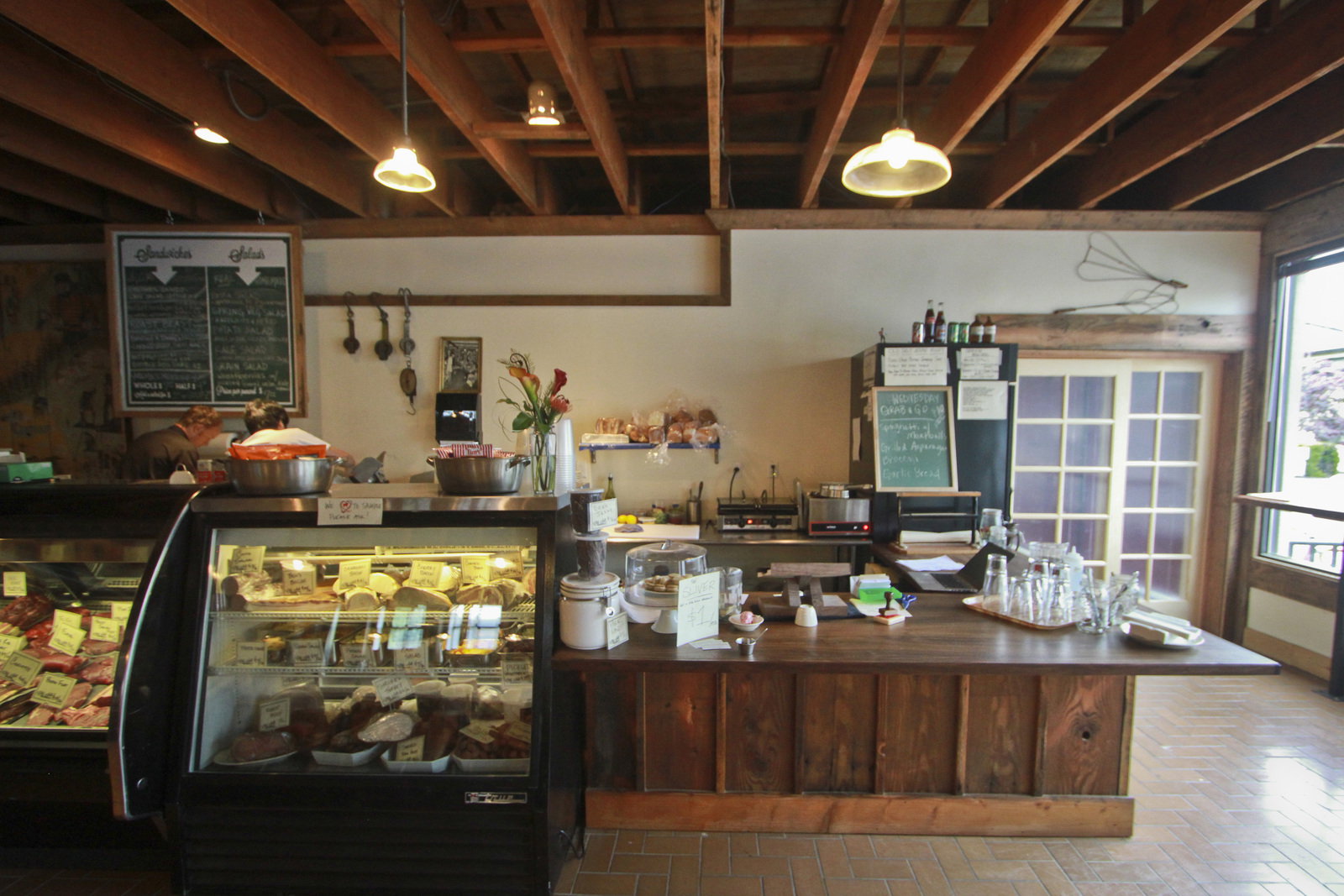 Step up and order for take out, or waltz to the supperhouse side for seated service.