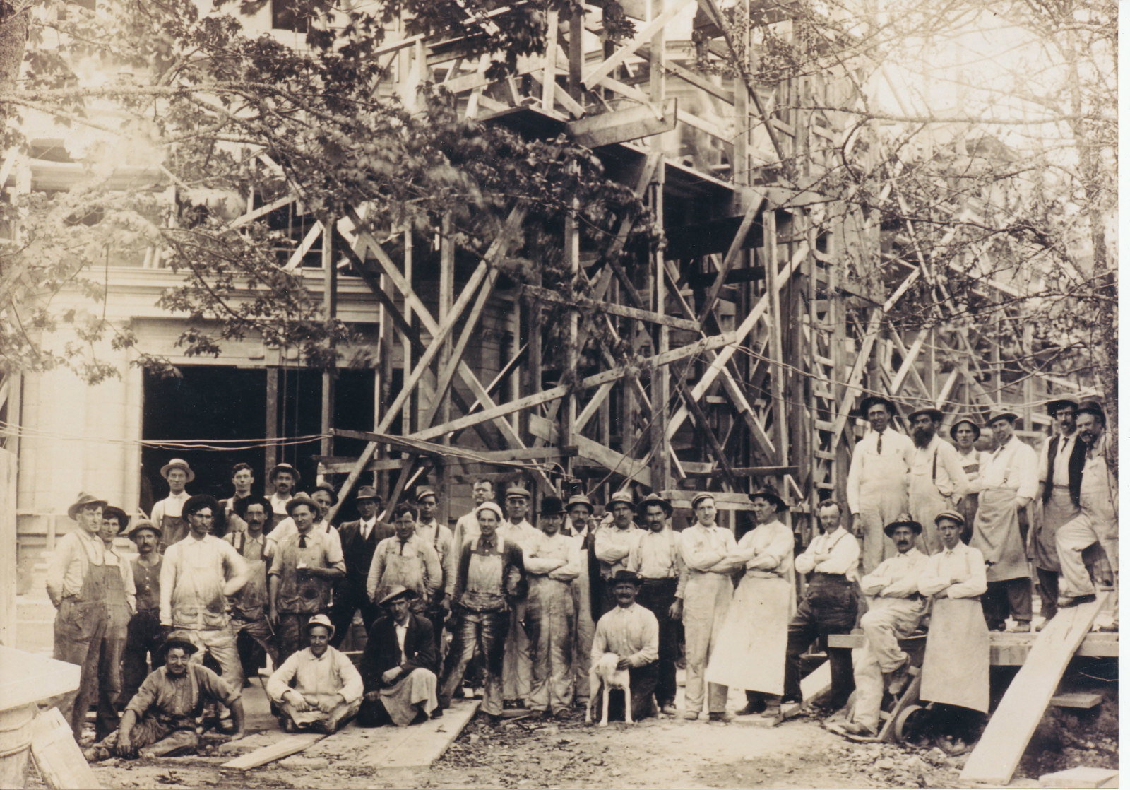 The Pittock family (all 11 of 'em) moves in to the mansion as construction wraps up.